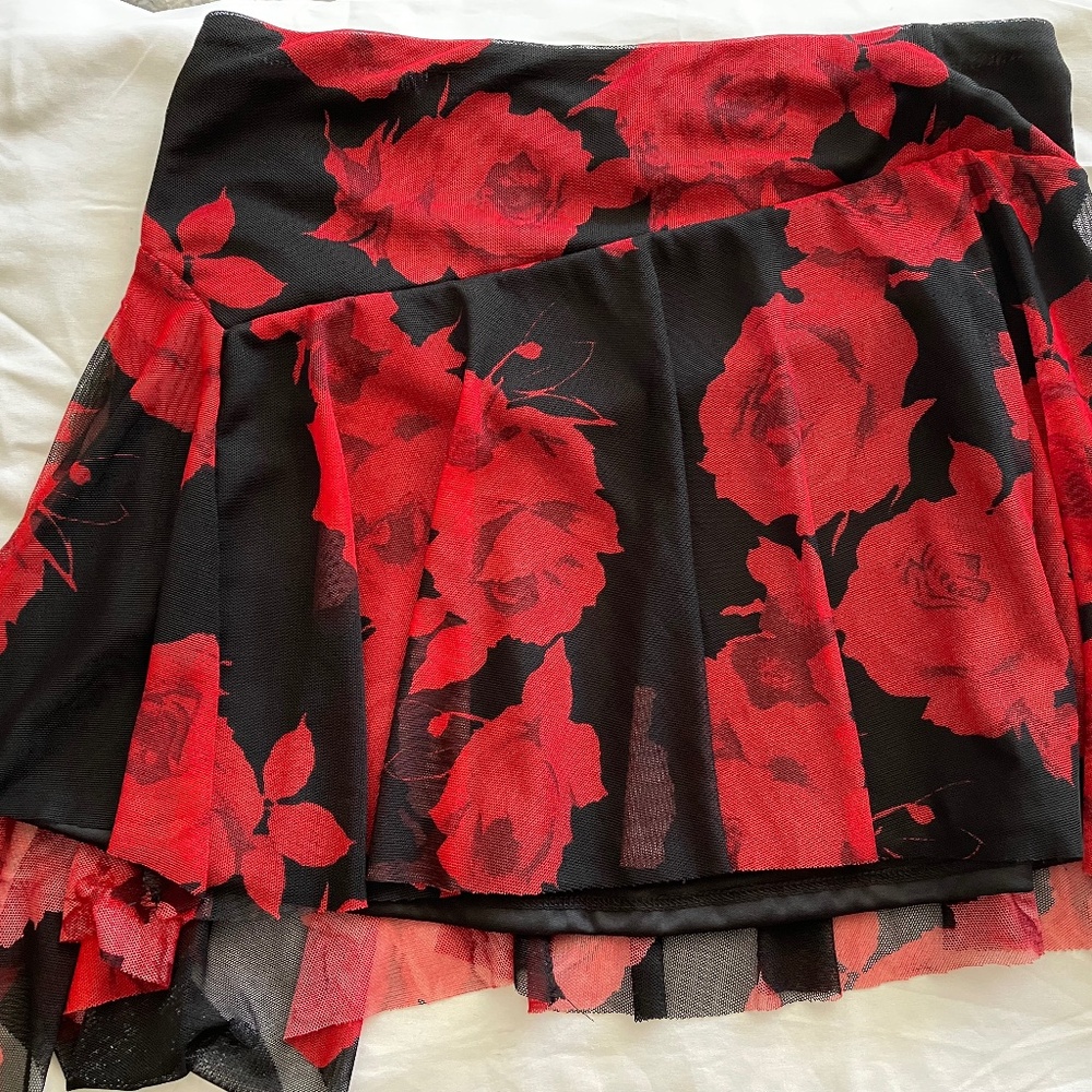 🔥  BRAND NEW! NEVER WORN! Sexy 2-Piece Set – Crop Top & Mini Skirt 🔥